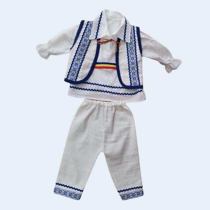 Costum național pentru băieți cu vestă și cămașă albă cu motive tradiționale și broderie