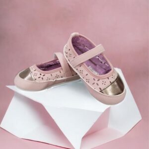 Pantofi de culoare roz cu auriu perforati cu bareta peste picior, fixare cu scai