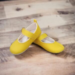 Pantofi galbeni pentru fetițe cu bareta peste picior și fixare cu scai